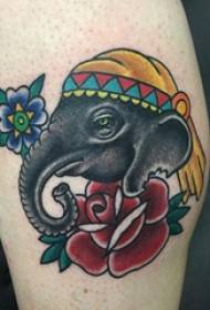 Europska djevojka za tetovažu šljokica na fotografiji za tetovažu cvijeta i slona