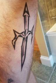 Tang simètric del vedell túnel masculí sobre tatuatge d'espasa negra