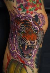 Kojų spalvos riaumojantis tigras su žaibišku tatuiruotės modeliu