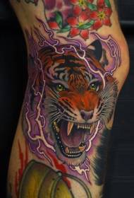 Been Faarf brullend Tiger mat Blitz Tattoo Muster