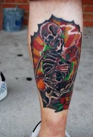 Esqueleto humano de color de pierna y patrón de tatuaje de rosa
