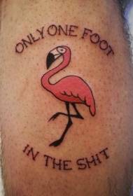 Flamant coloré dans la jambe avec un tatouage en anglais