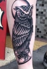 Tatoo la Owl Wavulana picha nyeusi ya owl kwenye ndama