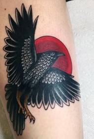 Vrána farby stehien so vzorom tetovania na slnku