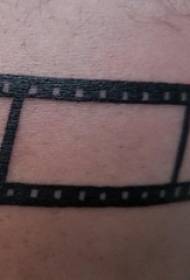 vitello da ragazzo su immagine di tatuaggio di linea semplice geometrica nera