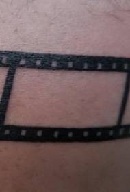 wavulana ndama juu ya nyeusi jiometri picha rahisi tattoo picha