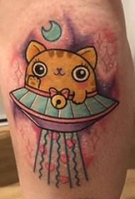 jonges op 'e keallen skilderje geometryske ienfâldige rigels stripfiguer fan fleanende taart en kat tatoeëringsfoto's