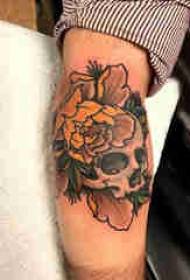 skedel tatoeëer manlike skenker op blom en skedel tattoo picture