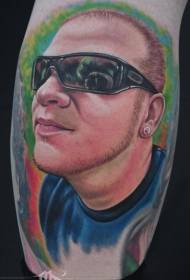 Tatuaggio del ritratto di uomo di colore della nuova scuola in stile gamba
