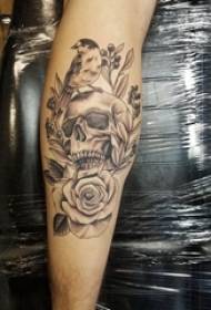 Jungen Kalb auf schwarzem grauem Punkt Dorn einfache Linie Pflanzenblumen andskullTattoo Bilder