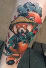 Ọmọde ọdọmọkunrin tatuu t’ẹgbẹ paneli lori aworan tatuu awọ panda