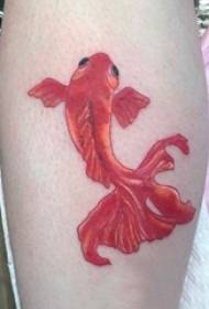 liten guldfisk tatuering flicka kalv på färgad guldfisk tatuering bild