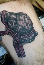 i ragazzi sul polpaccio hanno dipinto le immagini di tatuaggi conchiglia e corda