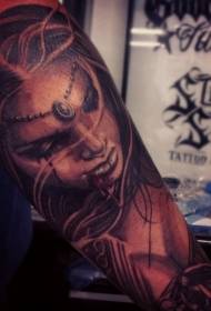 immagine realistica del tatuaggio della ragazza del vampiro sanguinante del braccio