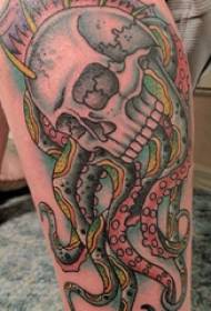 skullTattoo فتاة عرقوب القرفصاء صورة الوشم