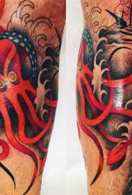 Këmbët zhanër i vjetër me ngjyrën e kuqe të tatuazheve të oktapodit
