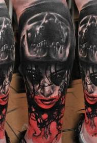 gamba donna stile horror con tatuaggio teschio demone