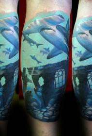 Le gambe colorano lo squalo martello realistico e il tatuaggio delle rovine sottomarine