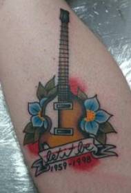 Garçons de tatouage guitare gypson shank sur des fleurs et des images de tatouage de guitare