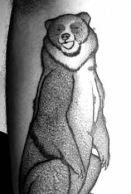 betis tato simetris betis laki-laki pada gambar tato beruang hitam