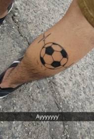 gambo maschio tatuaggio elemento geometrico su foto tatuaggio calcio nero