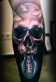 I-tattoo enemikhono yomntu kwisitayela sokwenene somlenze