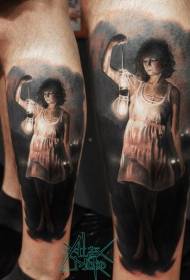 Femeie misterioasă în stilul picioarelor, cu tatuaj cu bec