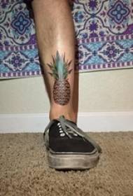 malá čerstvá rostlina tetování mužské stopky na barevné ananasové tetování obrázek