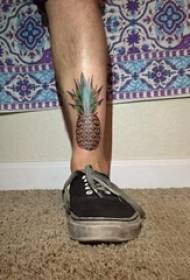 stinco maschio di piccola pianta fresca del tatuaggio sull'immagine colorata del tatuaggio dell'ananas