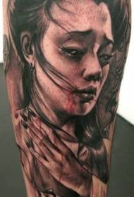 tatuaggio geisha sanguinante grigio stile realismo gamba