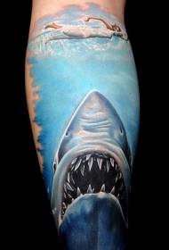 Színes cápa tetoválás minta láb realizmus stílusban