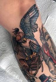 Furcsa festett madár tetoválás képe a lábát