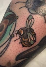 малки животински татуировки мъжки шейк върху цветна снимка на малка татуировка на пчела