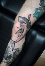 Figura de tatuaje de tiburón caña masculina en imagen de tatuaje de tiburón de color