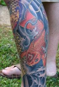 model tatuazhi peshku duke notuar ne uje me ngjyre te kembeve