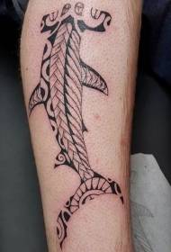 Tatuatu di squalo martellone di stile di polinesia negra nantu à a perna