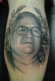 Portrait d'homme gris avec un motif de tatouage de fleur