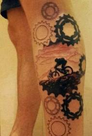 Tatuaje de cor marrón ciclista da perna