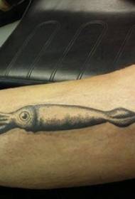 Europese kalf tattoo mannelijke schacht op zwarte inktvis tattoo foto