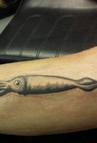 Tatuaje de pantorrilla europea macho en imagen de tatuaje de calamar negro