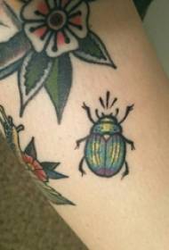 tattoo dier meisje kalf gekleurde insect tattoo foto