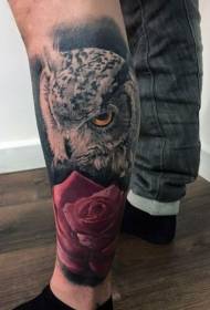 Gambe realistiche color gufo con tatuaggio rosa