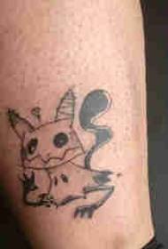 Ternera masculina de debuxos animados en tatuaxe sobre unha tatuaxe negra de Pikachu