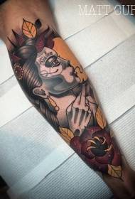 Noge v tradicionalnem slogu obarvane rože z žensko tatoo