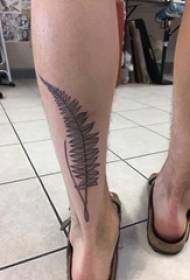 tatuaj foliaj ŝablonaj knaboj bovido sur nigra folio tatuaje bildo