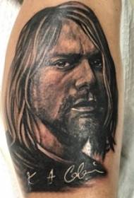 portretna tetovaža moški študent tele na karakterju portretna tetovaža črno siva slika tatoo