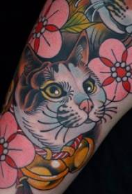 Tattoal de vedella europea nena de vedella a la imatge del tatuatge de flors i gats