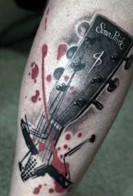 нога оригинално осликана крвавим узорком тетоваже на гитари