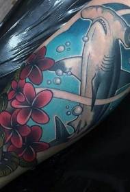 Benfärgad hammarhaj och tatueringsmönster för blommor
