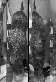 Tatuaggio grande medusa con disegno ornato grigio sulle gambe